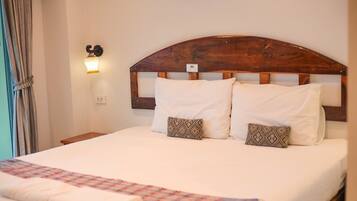 Double Room | Desk, blackout curtains, rollaway beds, free WiFi