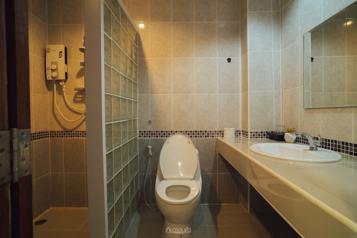 Un baño moderno con inodoro, lavabo y ducha.