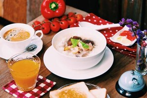 Sarapan siap masak setiap hari (THB 100 per orang)