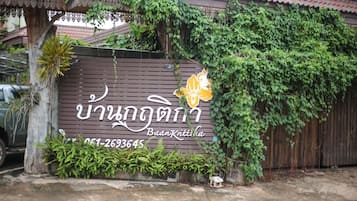 Vista frontal de la propiedad