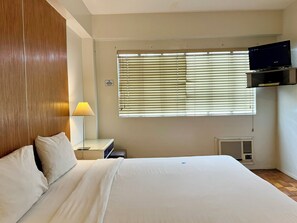 Minibar, decoración personalizada, muebles diferentes y escritorio 