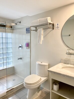 Dusche, Haartrockner, Bidet, HandtĂŒcher