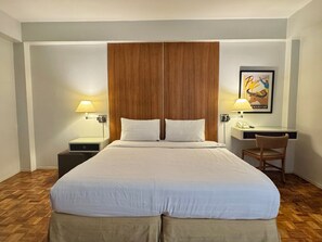 Minibar, individually decorated, individually furnished, desk