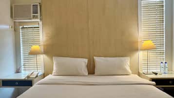 Classic Room, 1 Queen Bed, Non Smoking | Minibar, individually decorated, individually furnished, desk