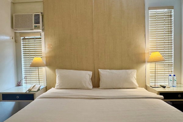 Classic Oda, 1 Büyük (Queen) Boy Yatak, Sigara İçilmez | Minibar, ayrı ayrı dekore edilmiş, ayrı ayrı döşenmiş, masa