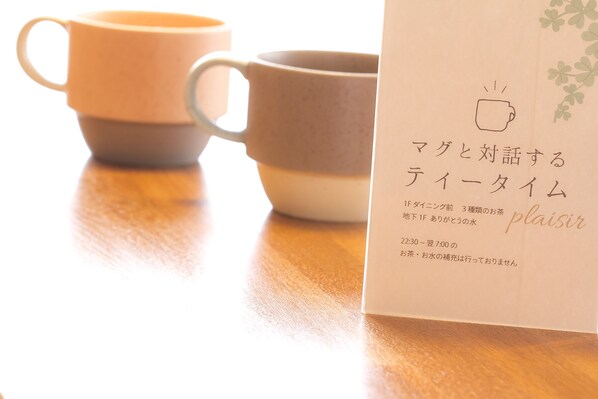 A table with three cups and a menu. - Yugawara Retreat Goen no Mori (Yugawara)