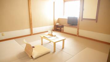 Camera Tradizionale (Economy Japanese Style) | Una cassaforte in camera, una scrivania, Wi-Fi gratuito, lenzuola