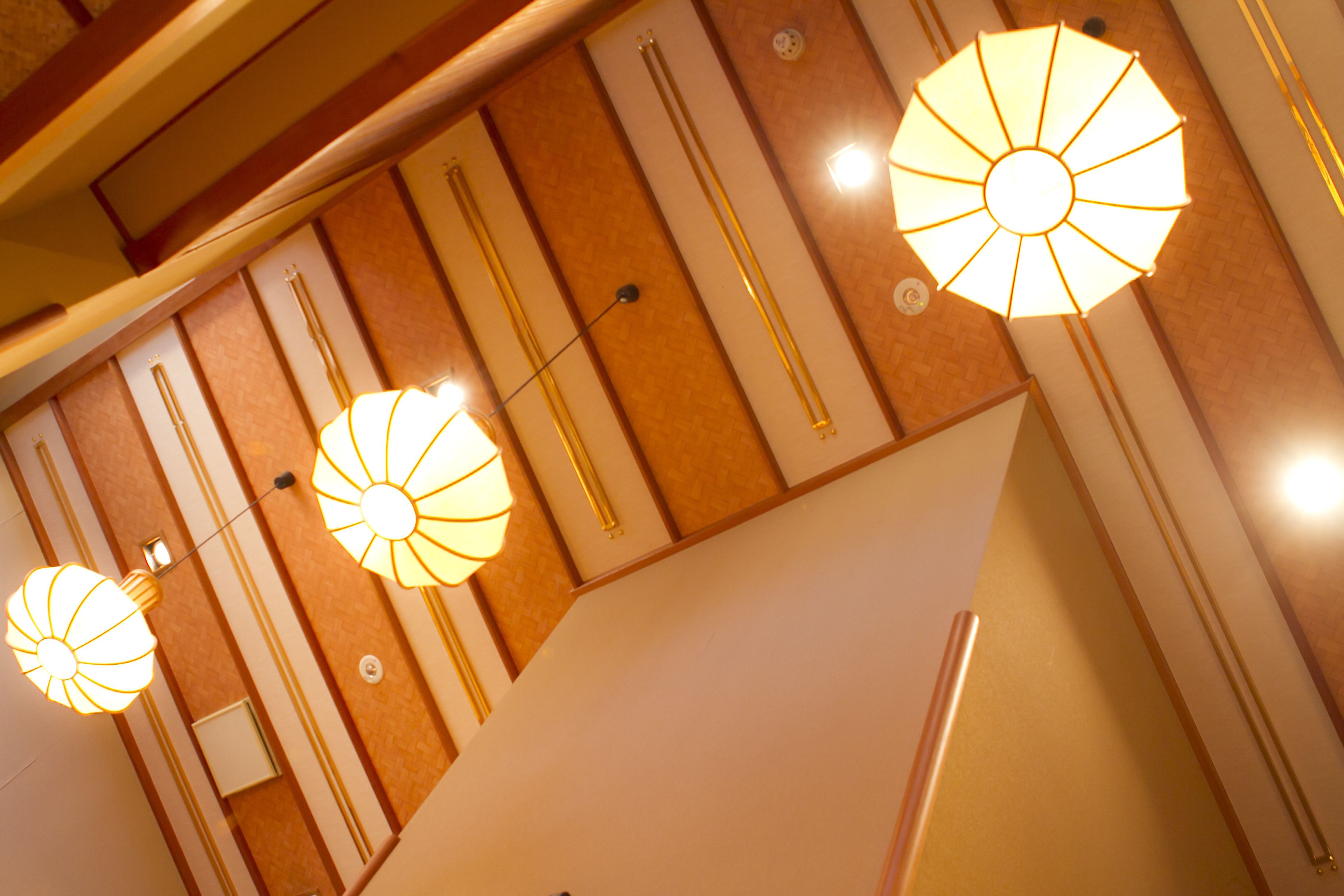 Techo con múltiples luminarias y diseño de paneles de madera.