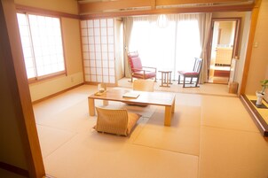 Habitación tradicional, baño privado (Superior Japanese Style) | Caja fuerte, escritorio, wifi gratis y ropa de cama