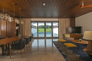Premier-Villa, eigener Pool | Wohnzimmer | Flachbildfernseher