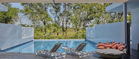 Piscine extérieure, parasols de plage, chaises longues