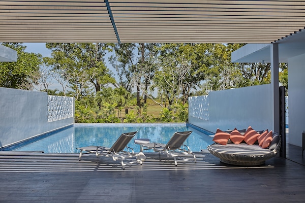 Outdoor pool, pool umbrellas, sun loungers