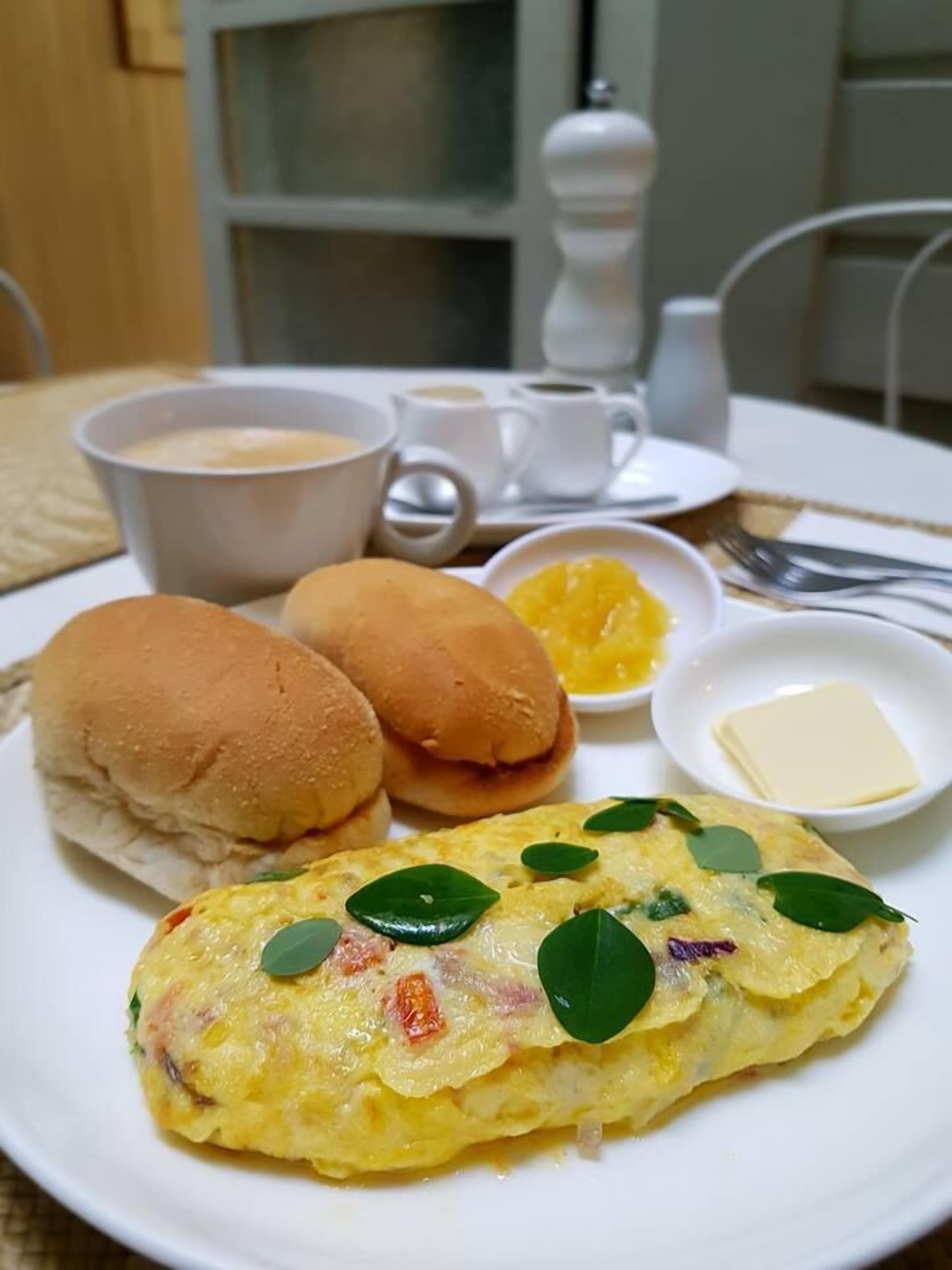 Cooked-to-order breakfast for a fee on weekends