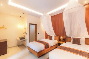 Room | Peralatan tempat tidur premium, meja, Wi-fi percuma, cadar katil