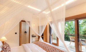 Un dormitorio con una cama grande, una puerta de madera, ducha y balcón con plantas.