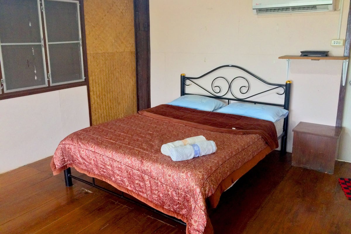 Standard Double AirCon with Private Bathroom | 무료 WiFi