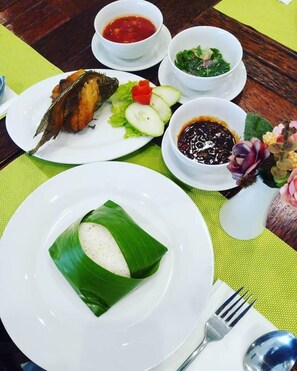 Melayani sarapan, makan siang, dan makan malam