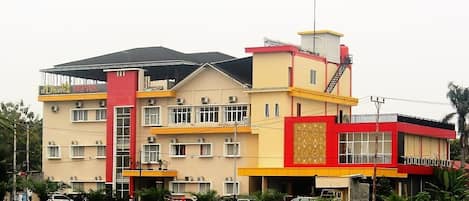 Fachada de la propiedad por la tarde o noche