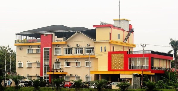 Bagian depan properti - sore/malam