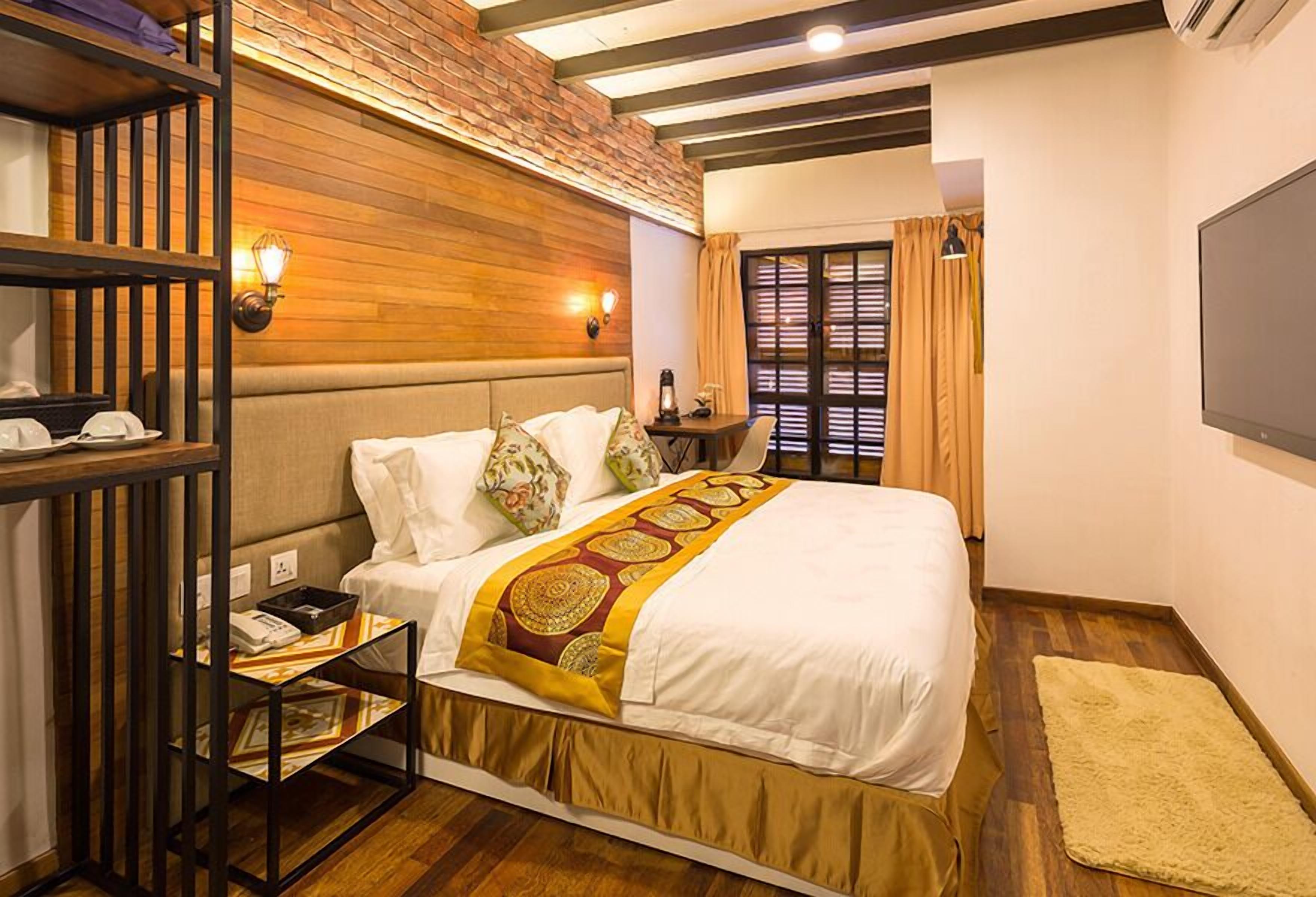 deluxe room | in-room safe, desk, iron/ironing board, rollaway beds