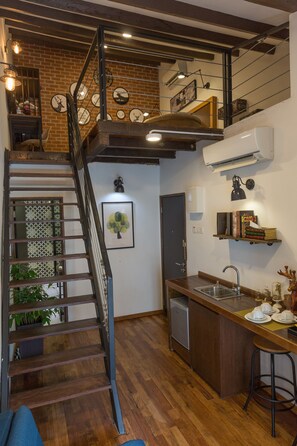 Exclusive Duplex | In-room safe, desk, iron/ironing board, rollaway beds - Reunion Heritage House (George Town)