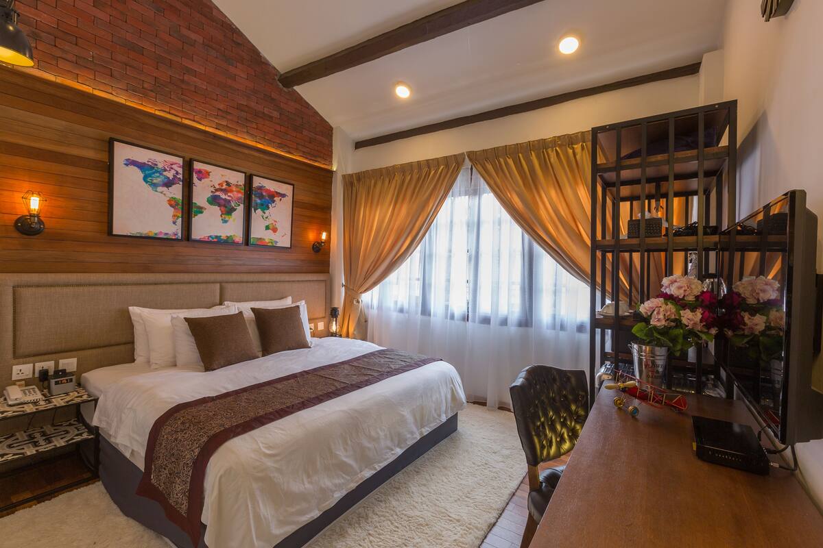Deluxe Room | In-room safe, desk, iron/ironing board, rollaway beds