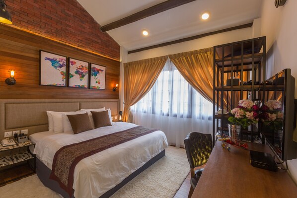 Deluxe Room | In-room safe, desk, iron/ironing board, rollaway beds - Reunion Heritage House (George Town)
