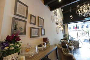 Lobby sitting area - Reunion Heritage House (George Town)