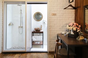 Deluxe Room | Bathroom shower - Reunion Heritage House (George Town)