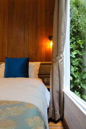 Deluxe Room | In-room safe, desk, iron/ironing board, rollaway beds - Reunion Heritage House (George Town)