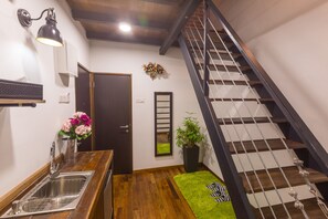 Premium Duplex | In-room safe, desk, iron/ironing board, rollaway beds - Reunion Heritage House (George Town)