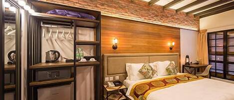 Habitación Deluxe | Caja de seguridad en la habitación y escritorio