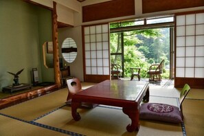 Traditional-Zimmer (Japanese Style) | Zimmersafe, Schreibtisch, kostenloses WLAN