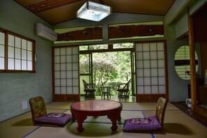Traditional-Zimmer (Japanese Style) | Zimmersafe, Schreibtisch, kostenloses WLAN