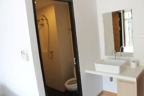 Studio Apartment With Balcony | Badezimmer | Dusche, kostenlose Toilettenartikel, Haartrockner, Handtücher