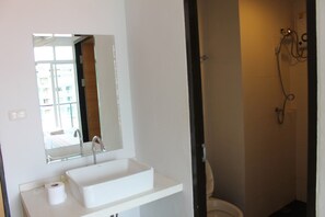 Studio Apartment With Balcony | Baño | Ducha, artículos de higiene personal gratuitos y secador de pelo