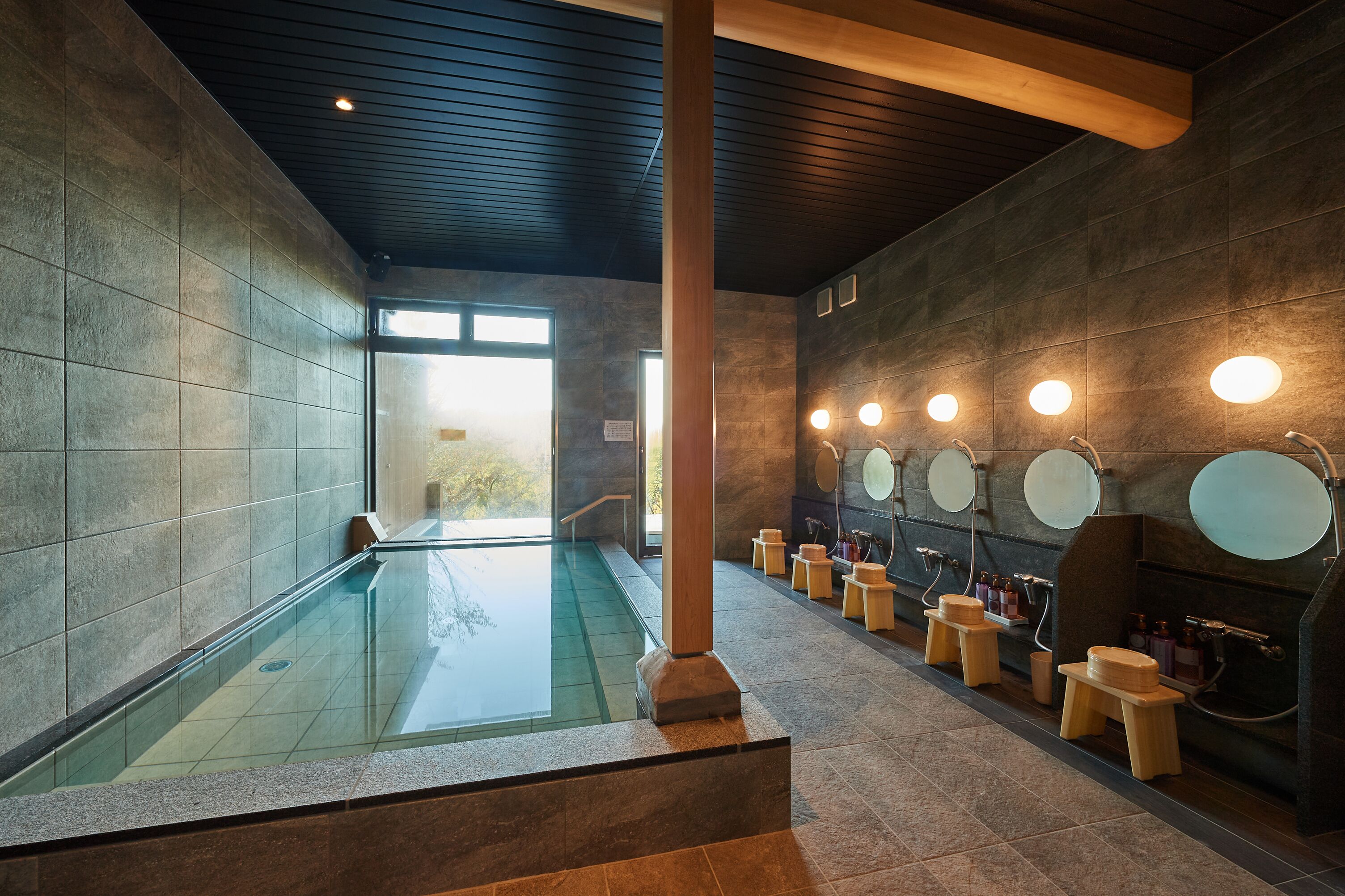 免费洗浴用品、吹风机、拖鞋、坐浴桶