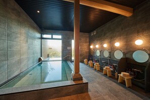 Articles de toilette gratuits, sèche-cheveux, chaussons, bidet