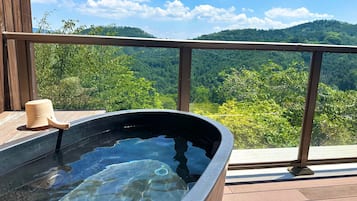 Habitación de lujo, vista a la montaña | Baño | Amenidades de baño gratuitas, secadora de cabello, pantuflas, bidet 