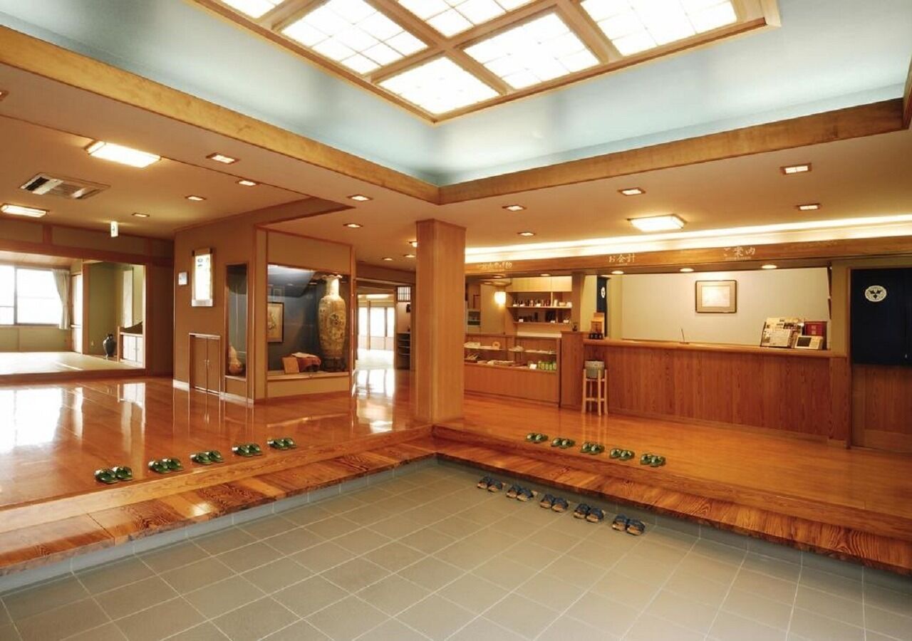 Un vaste espace intérieur doté d’un plancher en bois, d’une petite piscine et d’un coin salon.