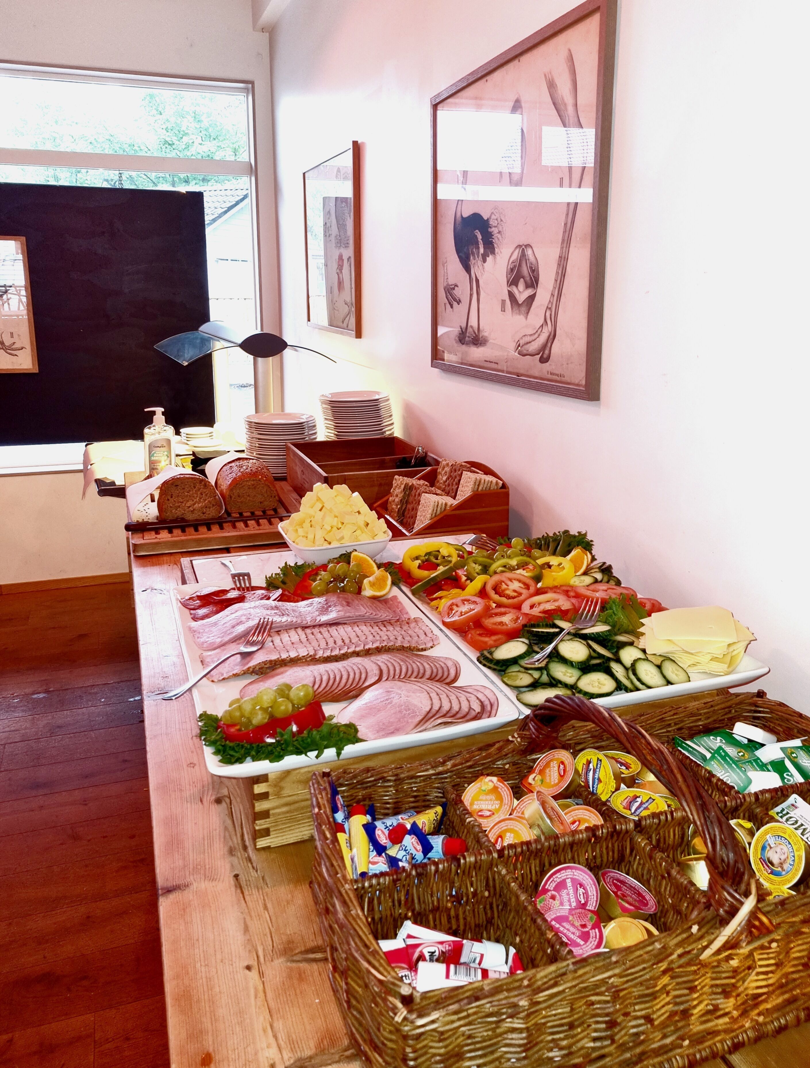 Una mesa de buffet con diversos alimentos y salsas.