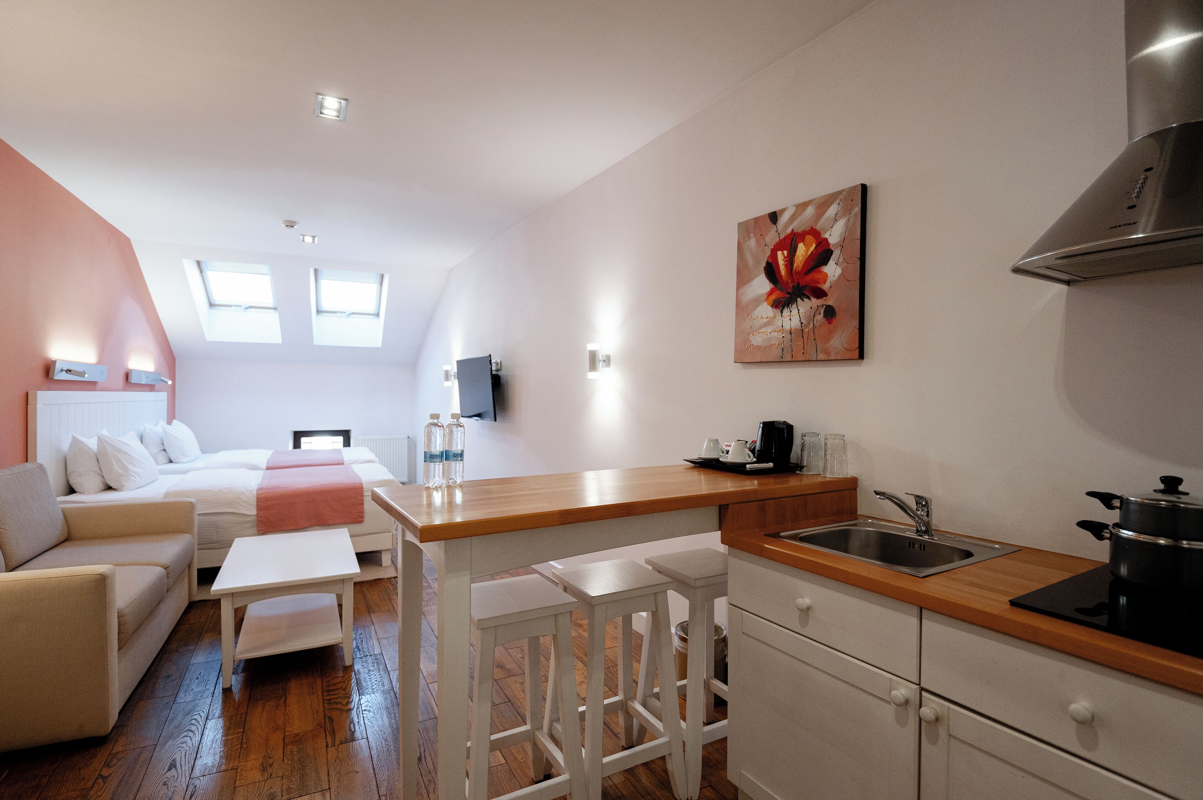 Apartamento, cocina básica | Minibar, caja fuerte, escritorio y cortinas opacas