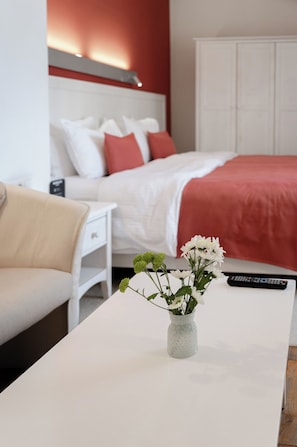Suite, cuina bàsica | Minibar, caixa forta a l'habitació, escriptori i cortines opaques