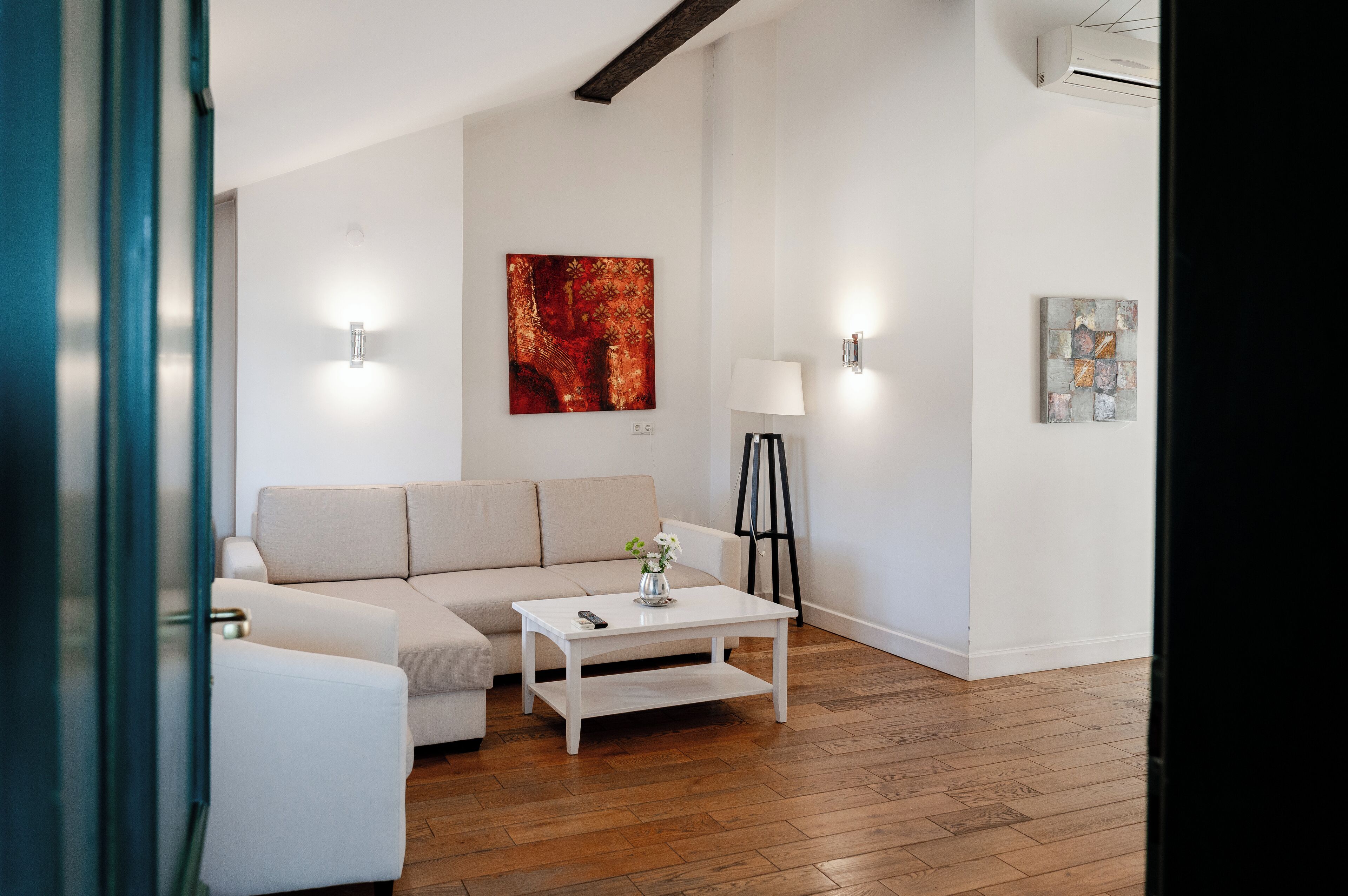 Suite, cocina básica | Minibar, caja fuerte, escritorio y cortinas opacas