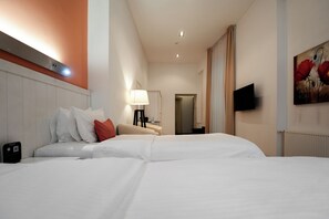 Habitación superior con 1 cama matrimonial o 2 individuales | Minibar, caja de seguridad en la habitación y escritorio