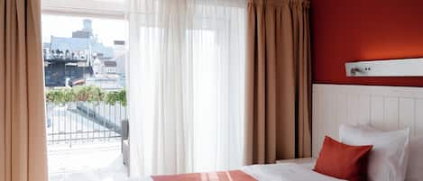 Panoraamasviitti | Minibaari, tallelokero huoneessa, työpöytä, pimennysverhot