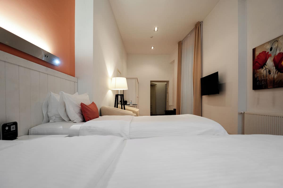 Minibar, caja de seguridad en la habitación y escritorio