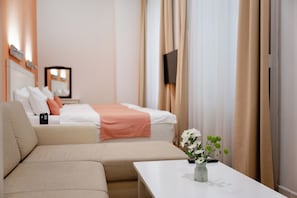 Suite Junior, cuisinette | Minibar, coffre-fort, bureau, rideaux d’obscurcissement