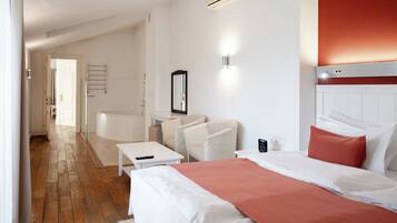 Suite, Kitchenette | Minibar, in-room safe, desk, blackout drapes