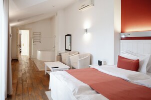 Suite, Kitchenette | Minibar, in-room safe, desk, blackout drapes